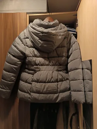 Cazadora negra efecto piel y chaqueta acolchada