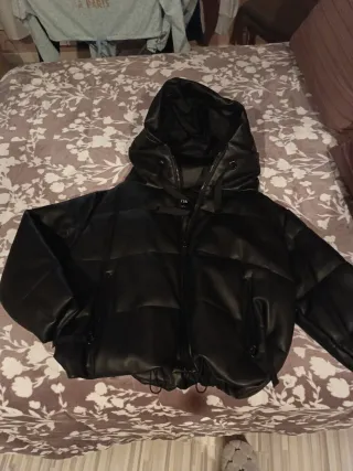 Cazadora negra efecto piel y chaqueta acolchada