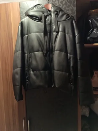 Cazadora negra efecto piel y chaqueta acolchada