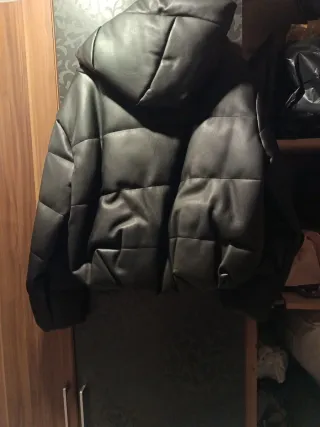 Cazadora negra efecto piel y chaqueta acolchada