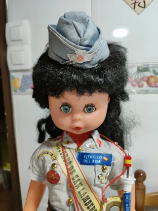 Muñeca funcionando militar antigua funcionando mil