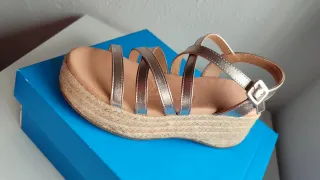 Sandalias doradas cuña esparto