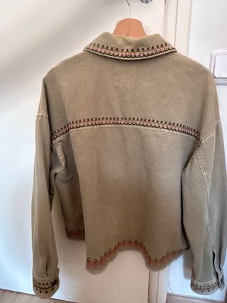Chaqueta Zara bordada beige