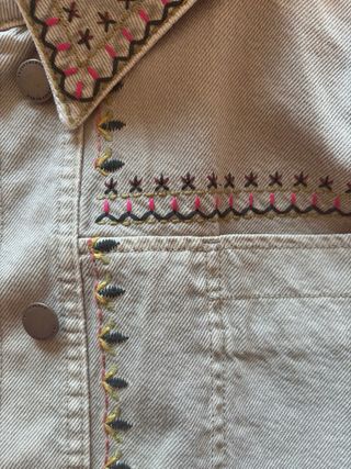 Chaqueta Zara bordada beige