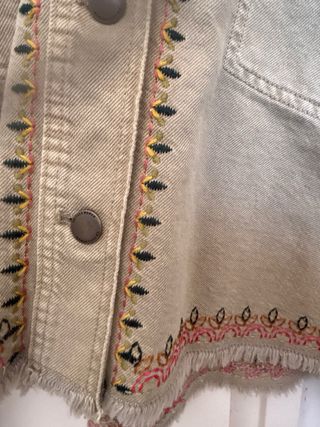Chaqueta Zara bordada beige