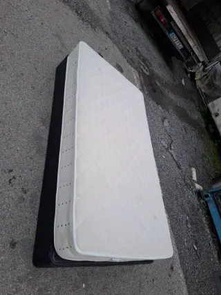 Cama tapizada y colchón 105x190