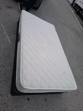 Cama tapizada y colchón 105x190