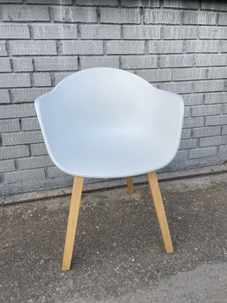 Silla de plástico y madera blanca