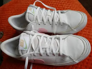 Zapatillas Nike Blancas y Rosas