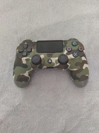 PlayStation 4 con mando y juegos