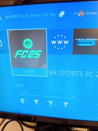 PlayStation 4 con mando y juegos