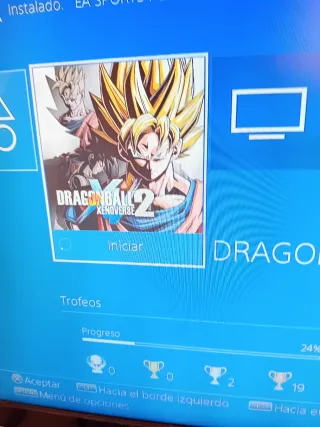 PlayStation 4 con mando y juegos