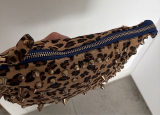 Bolso animal print con tachas