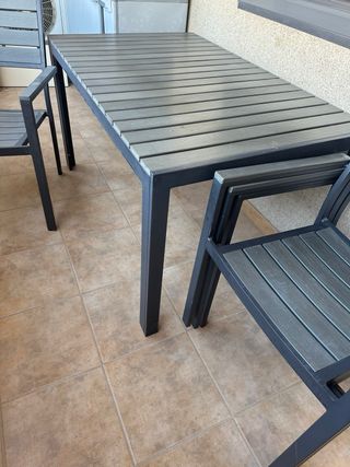 Mesa y 4 sillas de exterior