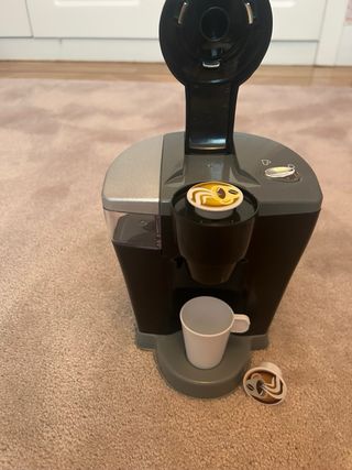 Cafetera de juguete con taza y cápsulas