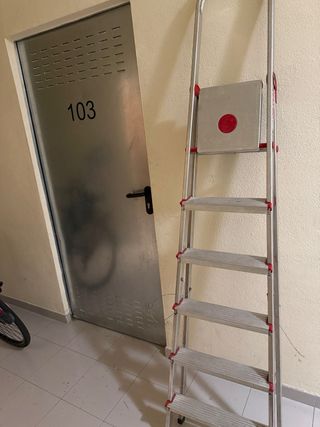 Escalera plegable de aluminio