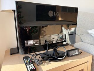 Monitor TV LG Full HD M2380DM con mando y cable