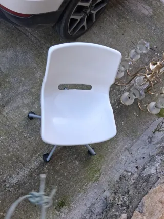 Silla giratoria blanca moderna