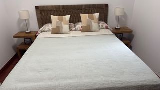 Cama 150cm con arcón, mesitas auxiliares, lamparas