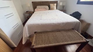 Cama 150cm con arcón, mesitas auxiliares, lamparas