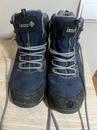 Botas de montaña Izas azul y negro