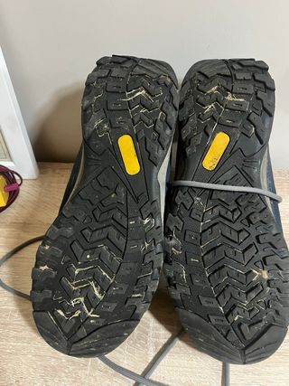 Botas de montaña Izas azul y negro