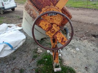 Hormigonera de obra oxidada