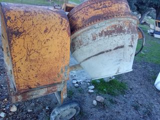 Hormigonera de obra oxidada