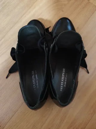 Zapatos negros charol con lazo