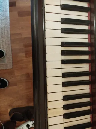 Piano antiguo de pared N Bord París