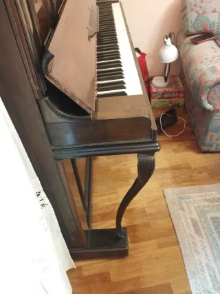 Piano antiguo de pared N Bord París