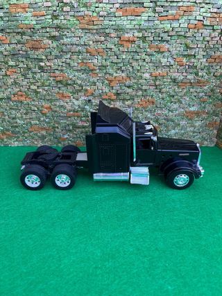 Camión tráiler – Escala 1:32