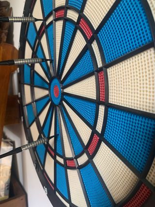 Tablero de dardos con dardos