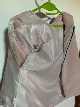 Chaqueta de pelo rosa con capucha