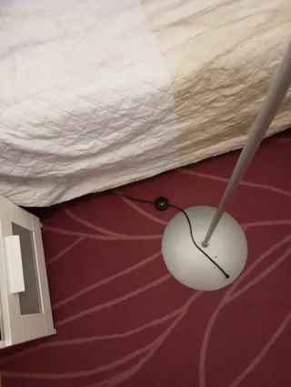 Lámpara de pie moderna ventana en persona