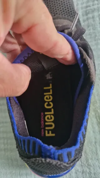 Zapatillas New Balance FuelCell Negras y Rosas