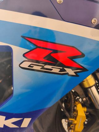 Moto Suzuki Azul y Blanca