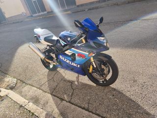 Moto Suzuki Azul y Blanca