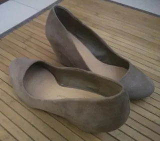 Zapatos cuña ante color visón