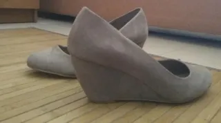 Zapatos cuña ante color visón