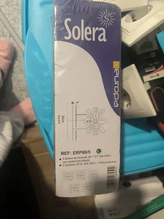 Enchufes de pared blancos