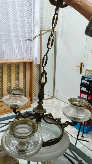 Lámpara de araña antigua de latón y cristal