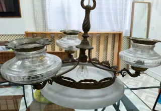 Lámpara de araña antigua de latón y cristal