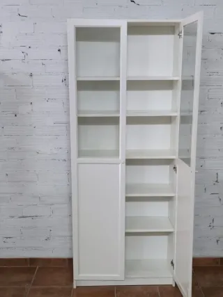Armario blanco con puertas de cristal