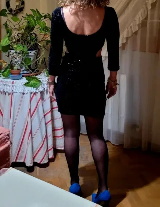 Vestido lentejuelas negro y zapatos azules