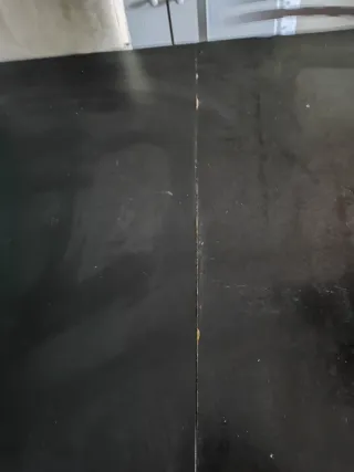 Mesa de comedor de madera negra. Extensible