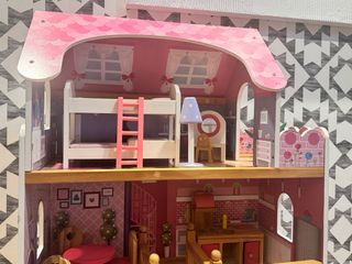 Casa de muñecas de madera