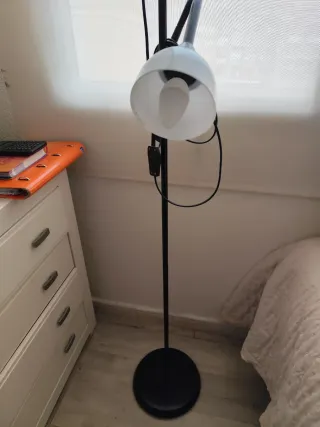 Lámpara de pie moderna negra y blanca