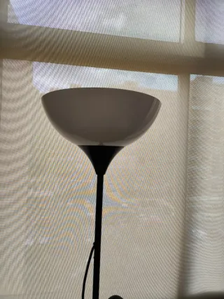 Lámpara de pie moderna negra y blanca