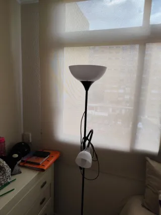 Lámpara de pie moderna negra y blanca